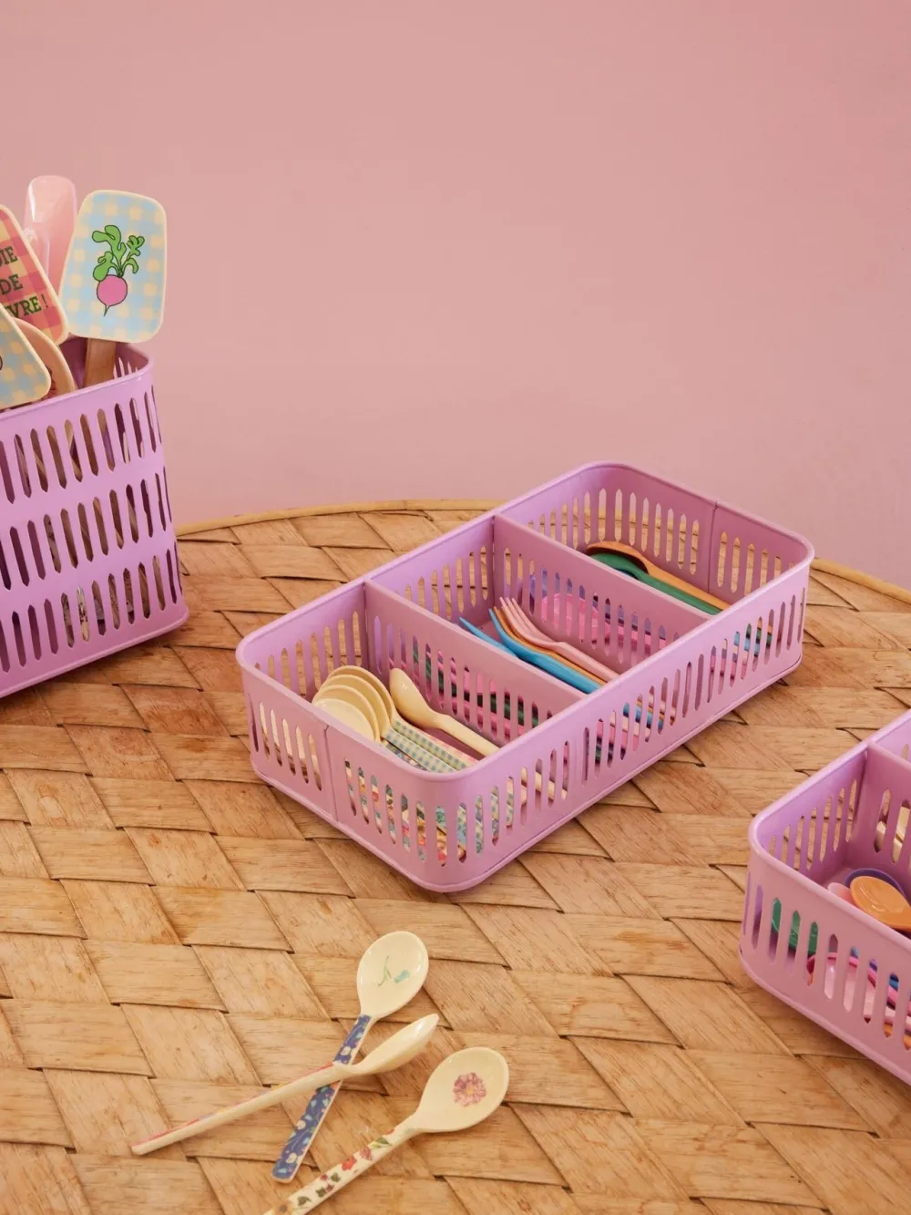 Outlet RICE Besteck Korb aus Metall, pink