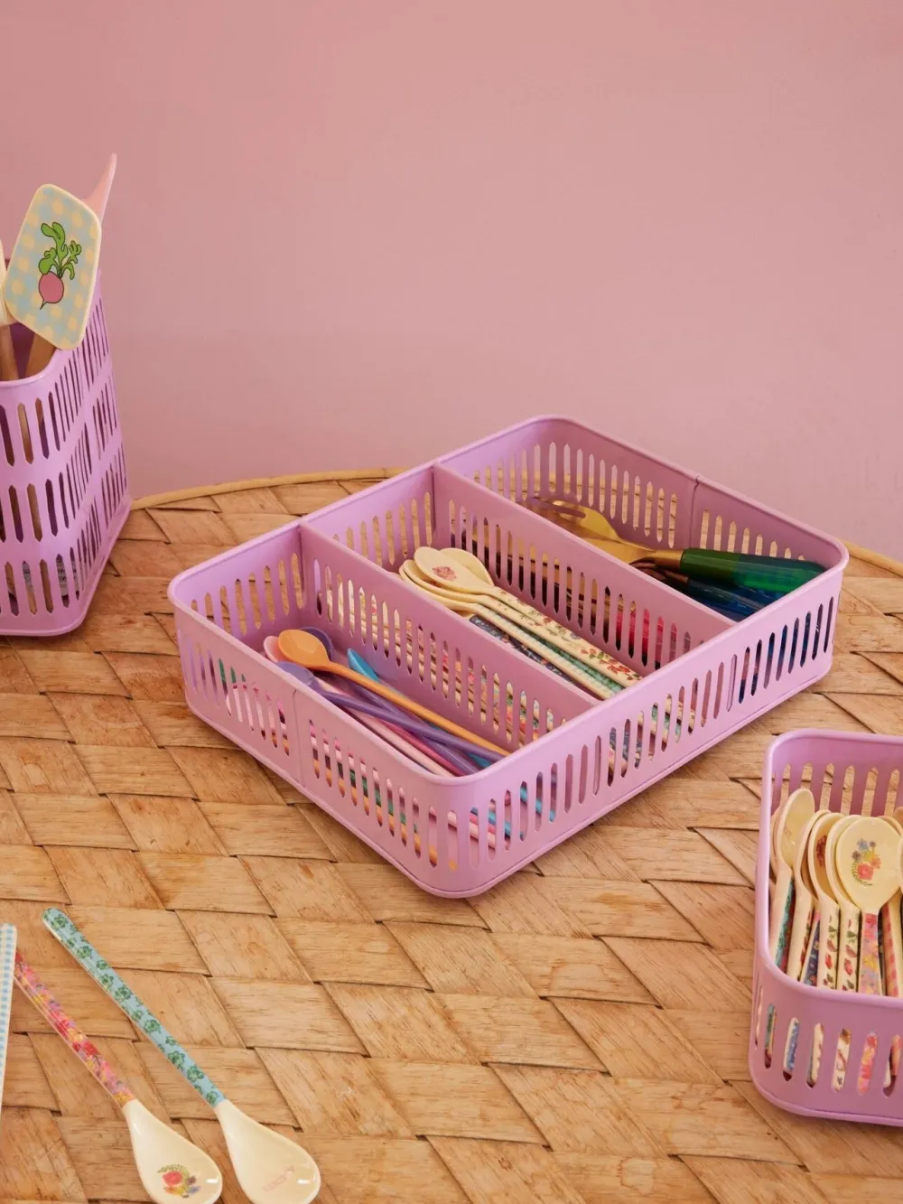 Outlet RICE Besteck Korb aus Metall, pink